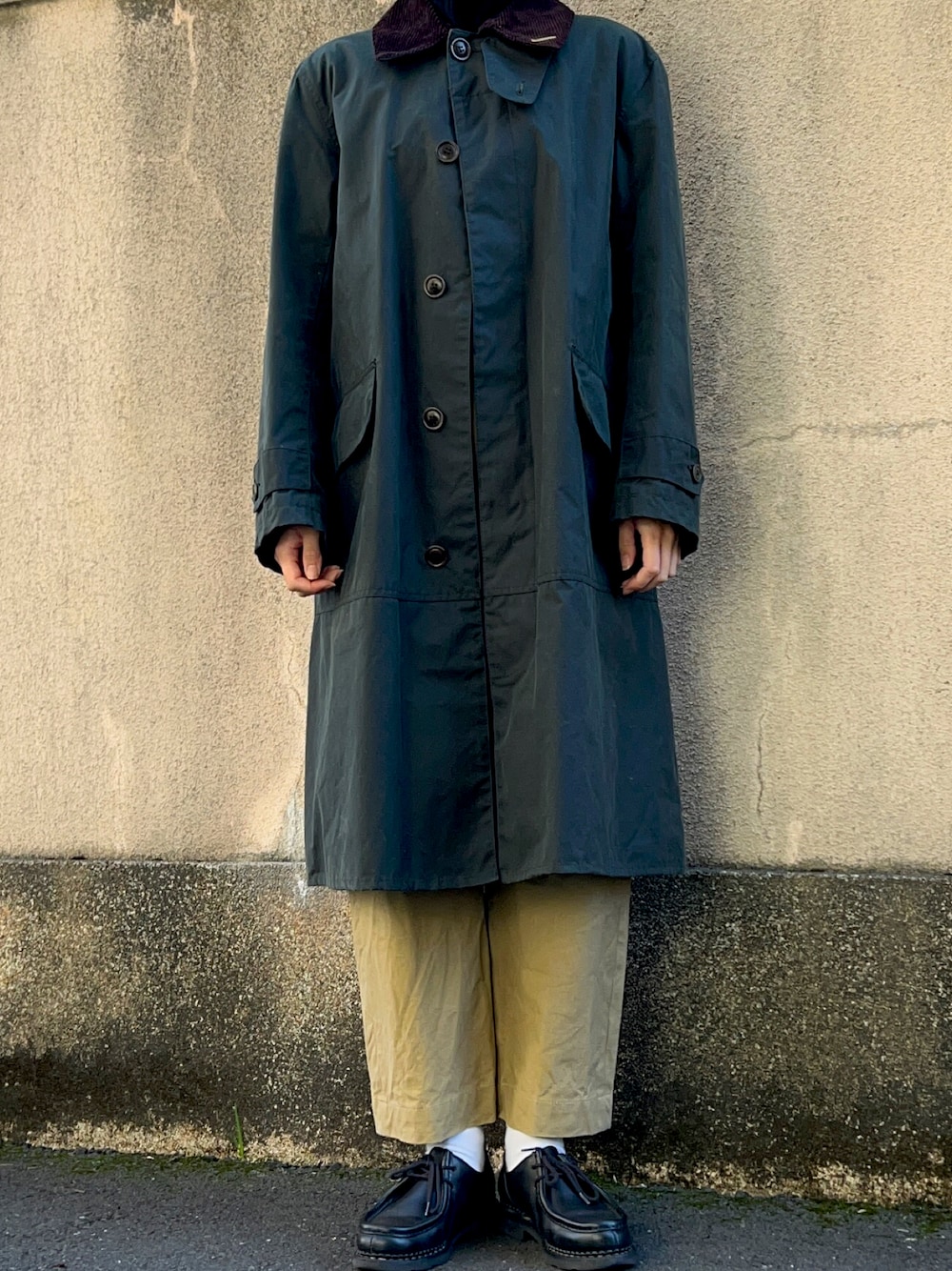 ブラック系のその他シューズ、ベージュ系のチノパンツを着用したレディースの秋コーディネートの1枚目の写真