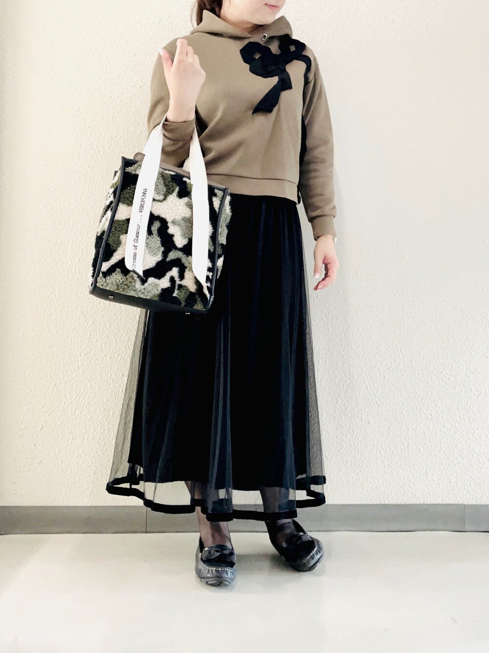 「ファーバック、パーカー、パーカーコーデ、カジュアルコーデ、チュールスカート、マキシスカート、迷彩、迷彩柄、カモフラージュ、カモフラ、カモフラバッグ」｜「LANVIN en Bleuのアイテム（パーカー、グリーン系）」を使った、halm19さん（レディース・163cm）の冬コーディネートの1枚目の写真