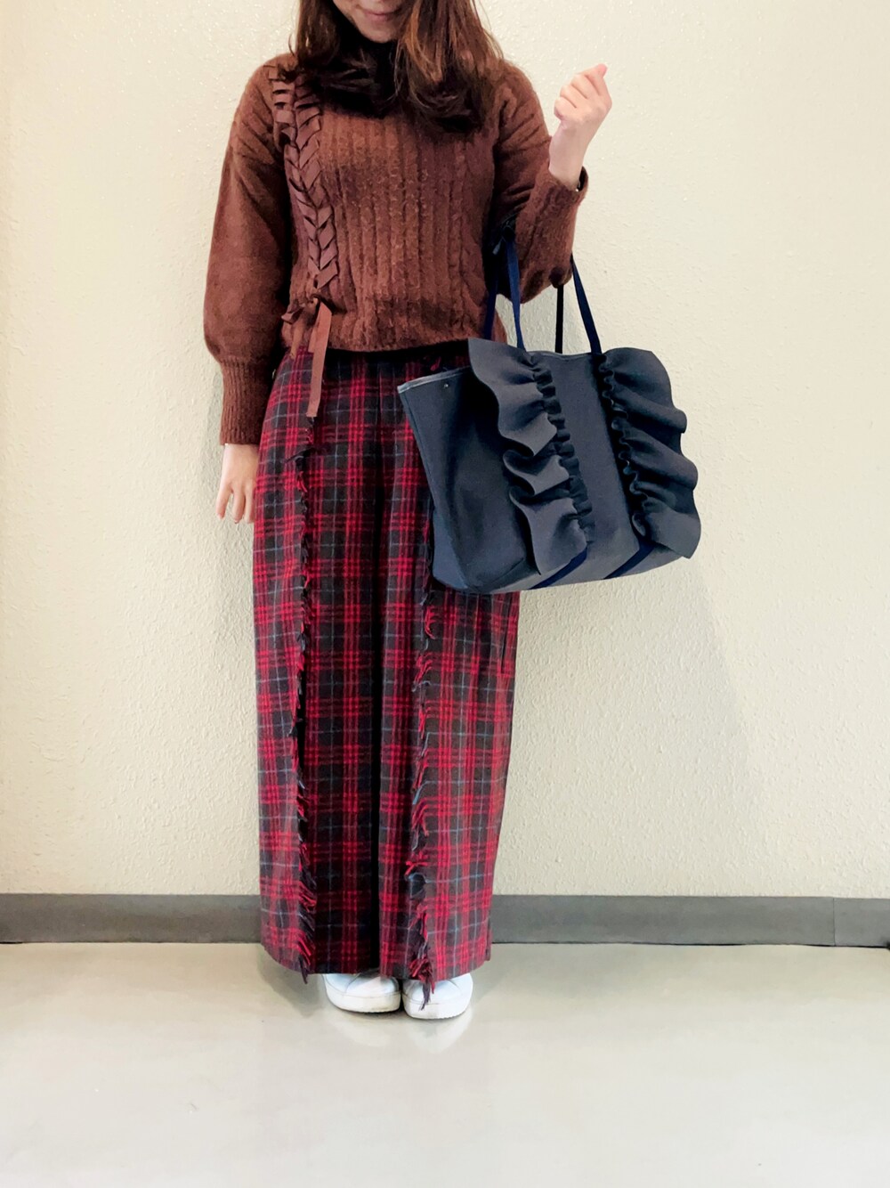 「クリスマスコーデ、チェック、チェックパンツ、あたたかい、防寒、ニット、スニーカー、スニーカーコーデ、赤パンツ」｜「Raptureのアイテム（トートバッグ、グレー系）」を使った、halm19さん（レディース・163cm）の冬コーディネートの1枚目の写真