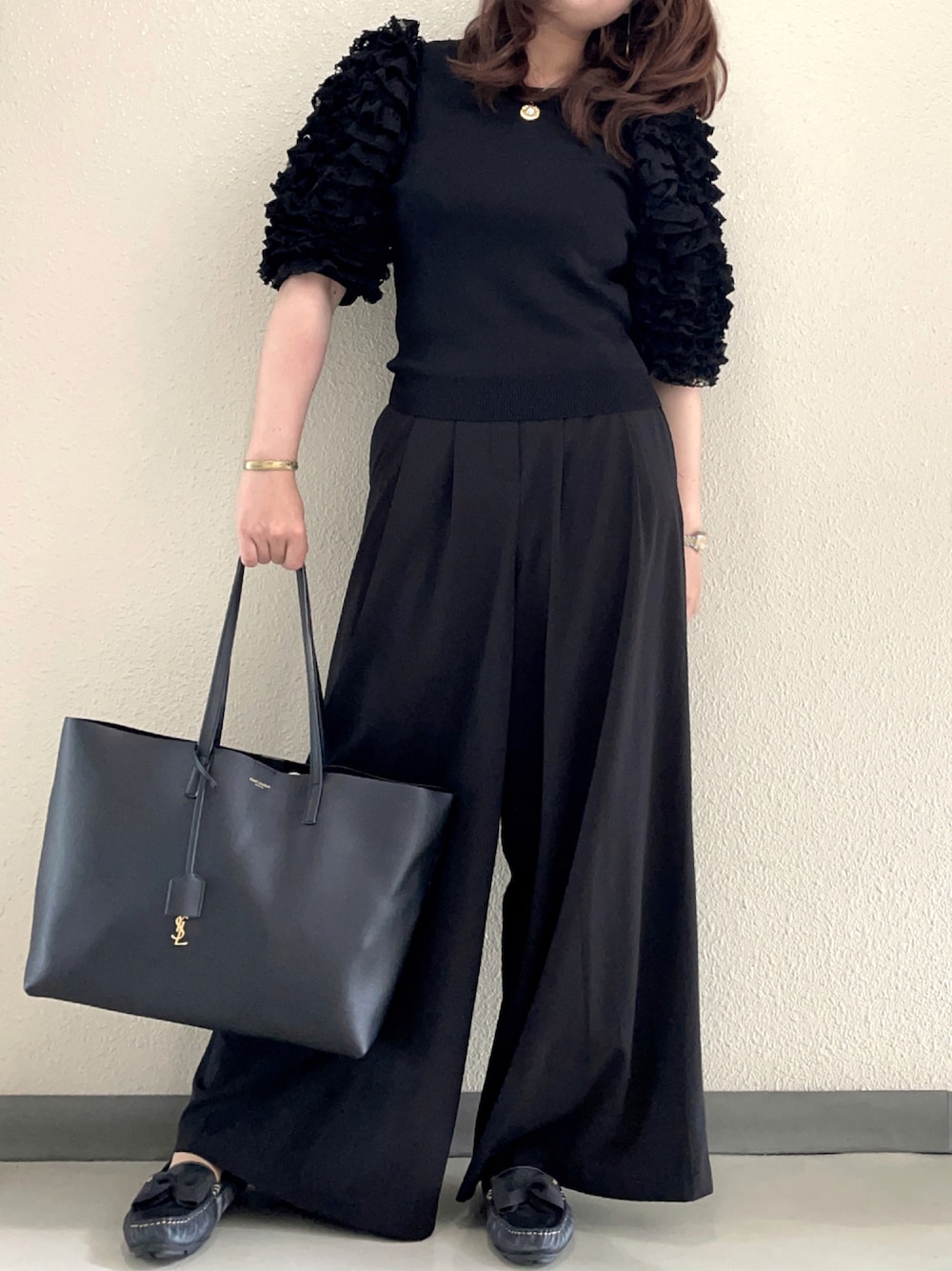 「大人カジュアル、ブラック、ブラックコーデ、黒、黒コーデ、全身黒、ラッキーカラーは黒、ワイドパンツ、シンプルコーデ」｜「SAINT LAURENT PARISのアイテム（トートバッグ、ブラック系）」を使った、halm19さん（レディース・163cm）の夏コーディネートの1枚目の写真