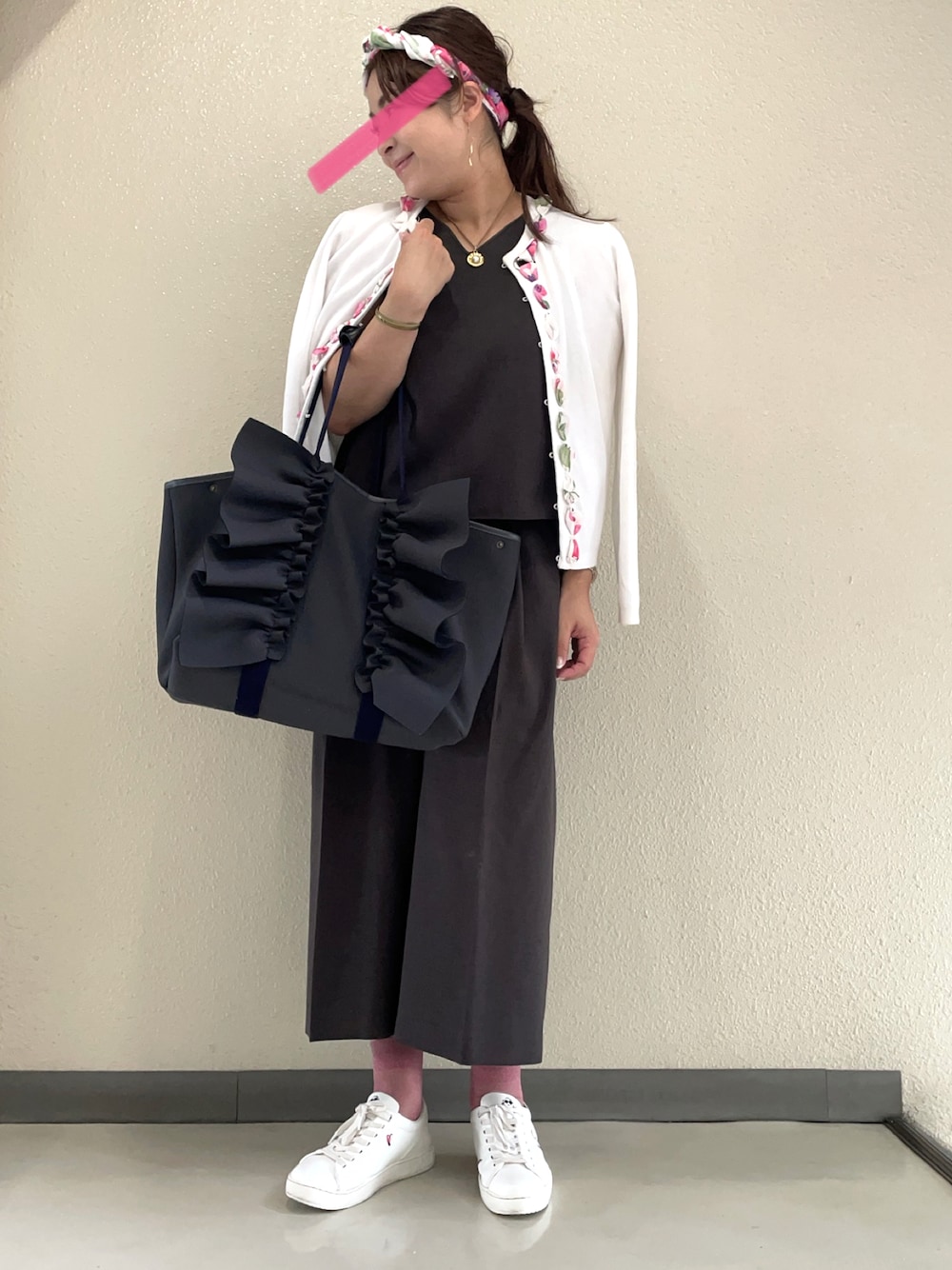 「ブラウン、ブラウンコーデ、ブラウン色に染まれ、ブラウンパンツ、ブラウン×ホワイト、ブラウン×ピンク、ヘアアクセ、ヘアターバン、花柄、Chesty、スカーフ、ラッキーカラーはブラウン、茶色、茶色コーデ、秋のコーデ」｜「JILL by JILL STUARTのアイテム（スニーカー、ホワイト系）」を使った、halm19さん（レディース・163cm）の秋コーディネートの1枚目の写真