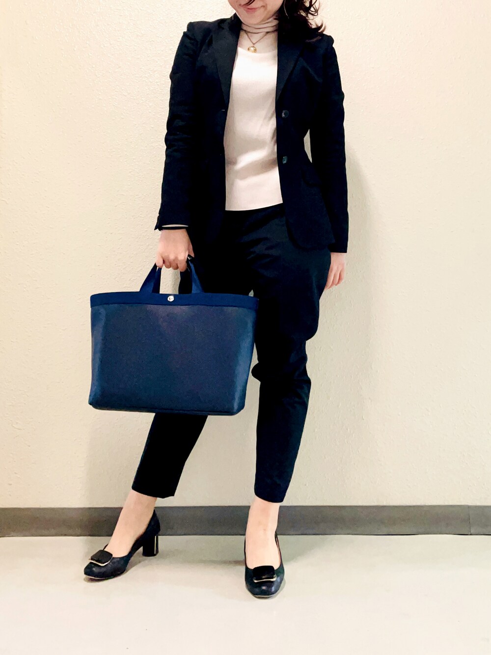 「仕事着、しごとスタイル、仕事コーデ、ワークスタイル、ワークジャケット、ジャケットスタイル、シンプルコーデ、かっちりスタイル」｜「Herve Chapelierのアイテム（トートバッグ、ブルー系）」を使った、halm19さん（レディース・163cm）の冬コーディネートの1枚目の写真