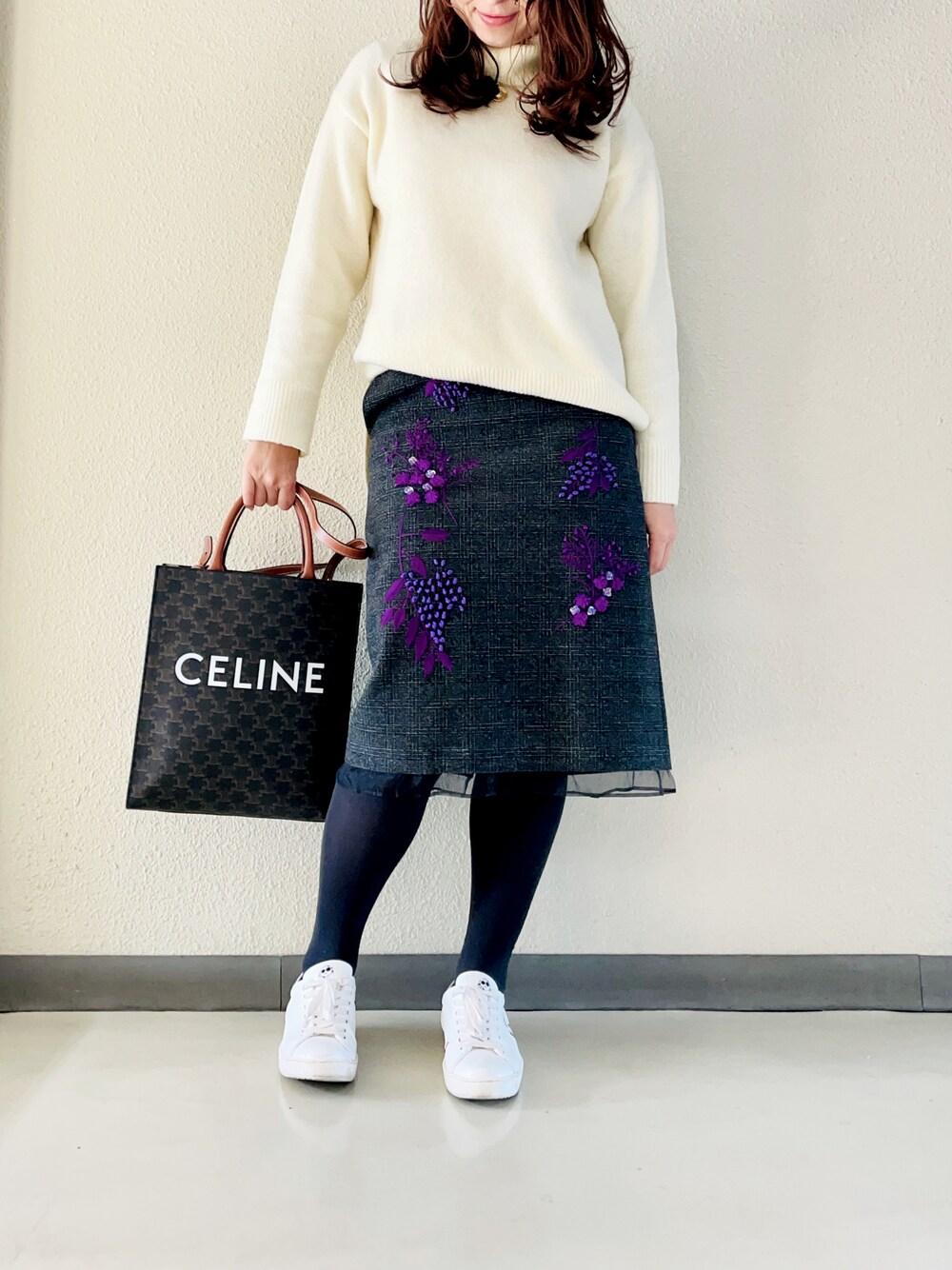 「休日スタイル、クリスマス、刺繍、刺繍スカート、MUVEIL、ざっくりニット、ニット、タートルネック、白ニット、タートルネックニット」｜「CELINEのアイテム（バッグ、ブラウン系）」を使った、halm19さん（レディース・163cm）の冬コーディネートの1枚目の写真