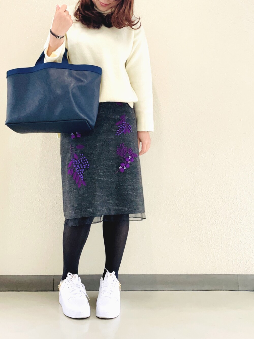 「京都、モヘアニット、休日スタイル、休日コーデ、神戸、今日のコーデ、お買い物コーデ、お買い物スタイル、NIKE、NIKE AIR FORCE、ナイキ、スニーカーコーデ、スニーカー好きと繋がりたい、歩くスタイル」｜「MUVEILの【MUVEIL/ミュベール】チェックスカート（スカート、グレー系）」を使った、halm19さん（レディース・163cm）の冬コーディネートの1枚目の写真