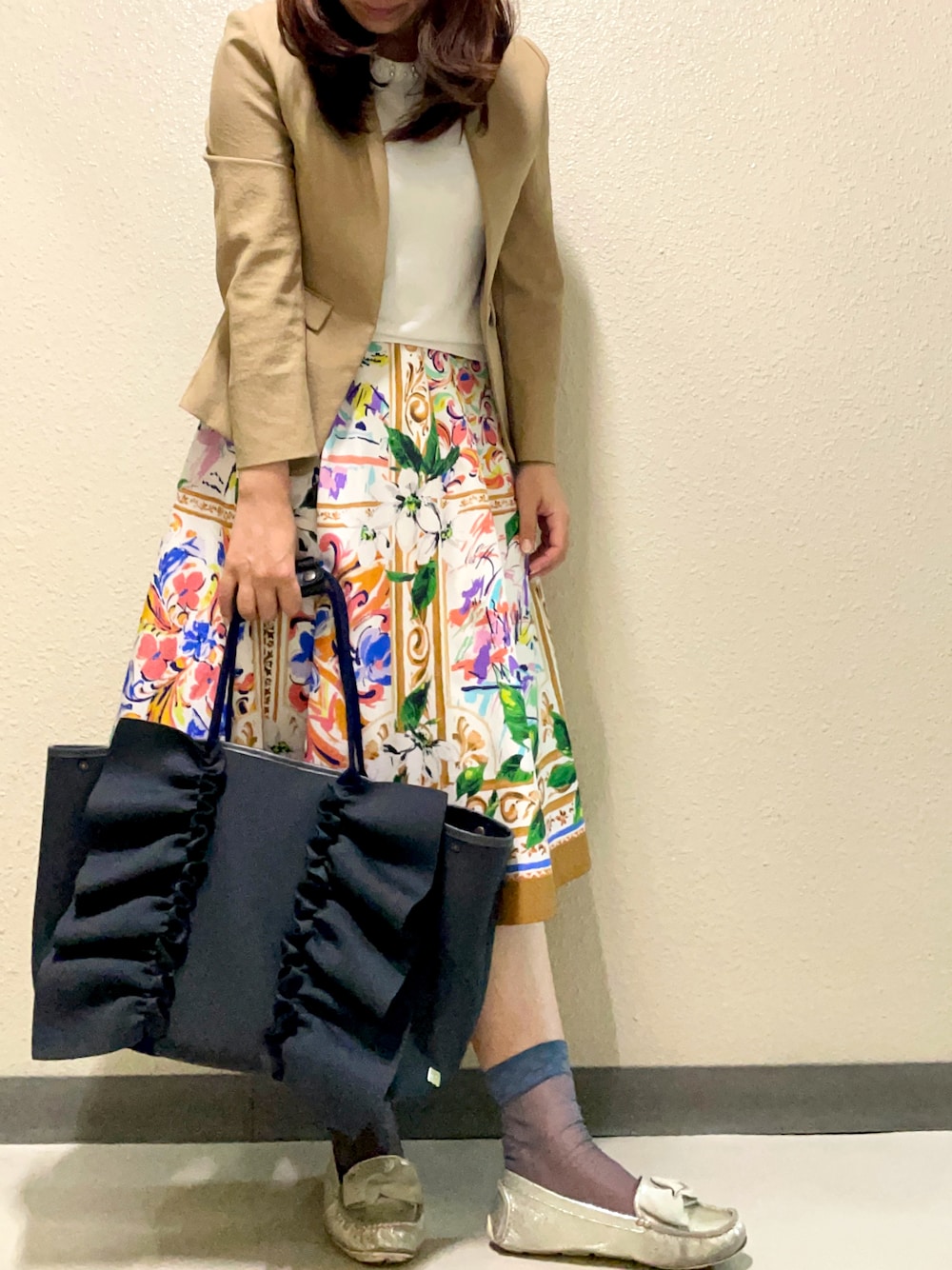 「ジャケット、ジャケットスタイル、花柄スカート、オフィススタイル、オフィスカジュアル」｜「NOLLEY’S SophiのSYツイルVネックジャケット（ノーカラージャケット、イエロー系）」を使った、halm19さん（レディース・163cm）の冬コーディネートの1枚目の写真