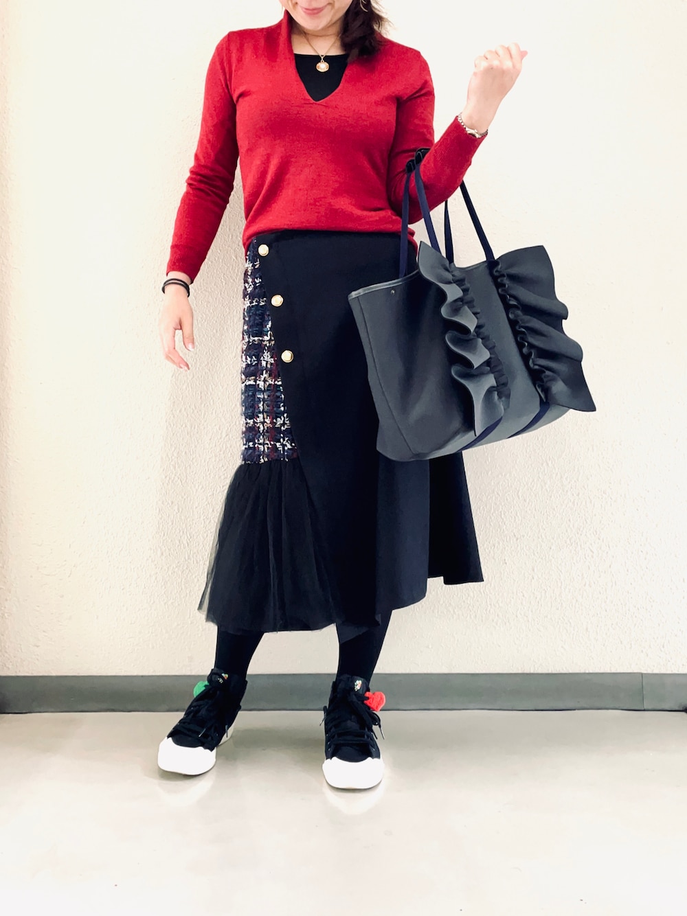 「ラッキーカラーは赤、赤、ラッキーカラー、レッド、赤ニット」｜「Raptureのアイテム（トートバッグ、グレー系）」を使った、halm19さん（レディース・163cm）の冬コーディネートの1枚目の写真