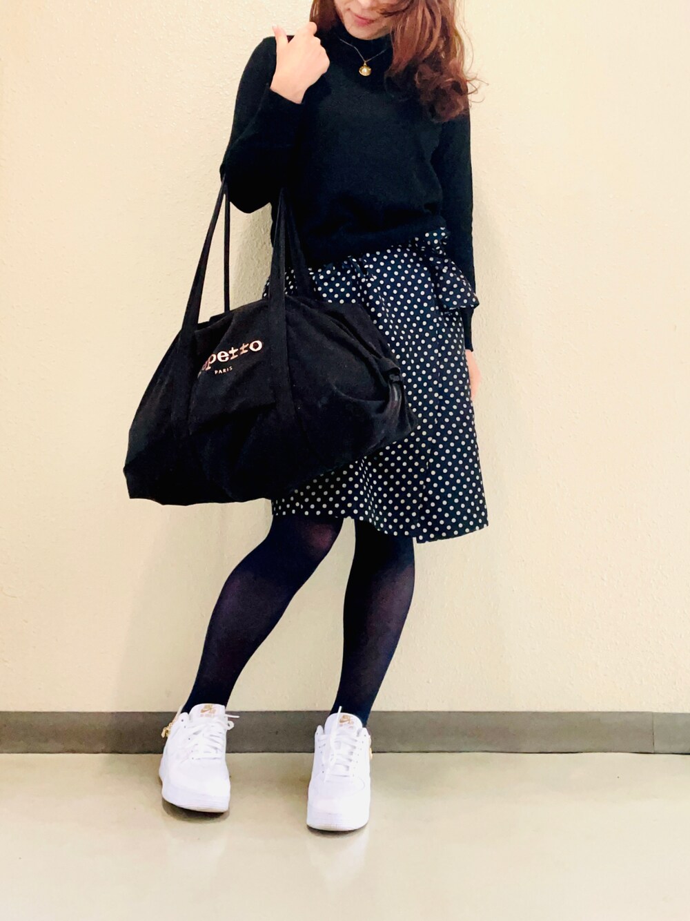 「ドット、ドット柄、ネイビー、ラッキーカラーはブルー、ラッキーカラーは青、ブルー、大人カジュアル」｜「Re.Verofonnaのベーシックタートル（ニット/セーター、ブラック系）」を使った、halm19さん（レディース・163cm）の冬コーディネートの1枚目の写真