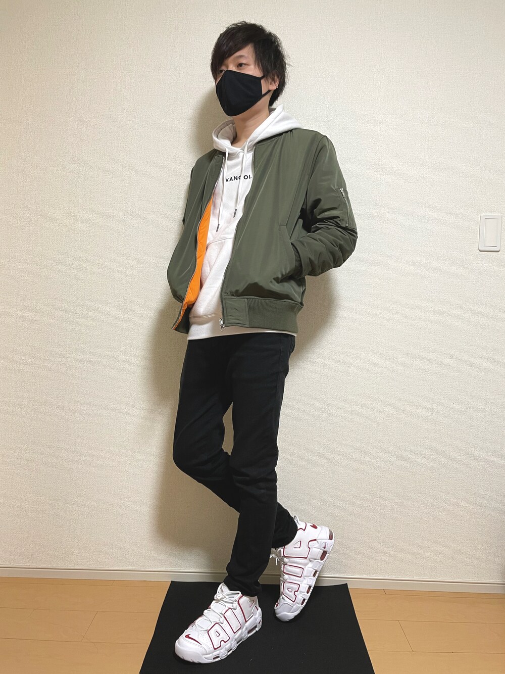 「休日スタイル、オトナカジュアル、今日のコーデ、カジュアルコーデ、きれいめカジュアル、ootd、グリーン、白スニーカー、NIKE、MA-1、パーカー、モアテン、AIR MORE UPTEMPO、ストリート、ブラック」｜「NIKEのアイテム（スニーカー、ホワイト系）」を使った、maaさん（メンズ・173cm）の秋コーディネートの1枚目の写真