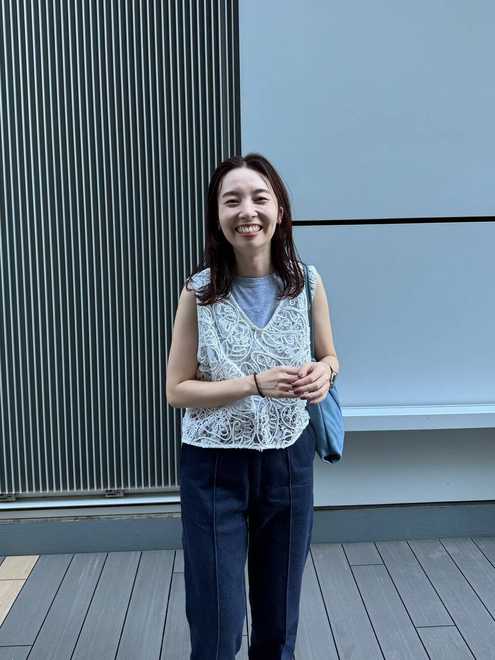 ホワイト系のTシャツ/カットソーを着用したレディースの秋コーディネートの1枚目の写真