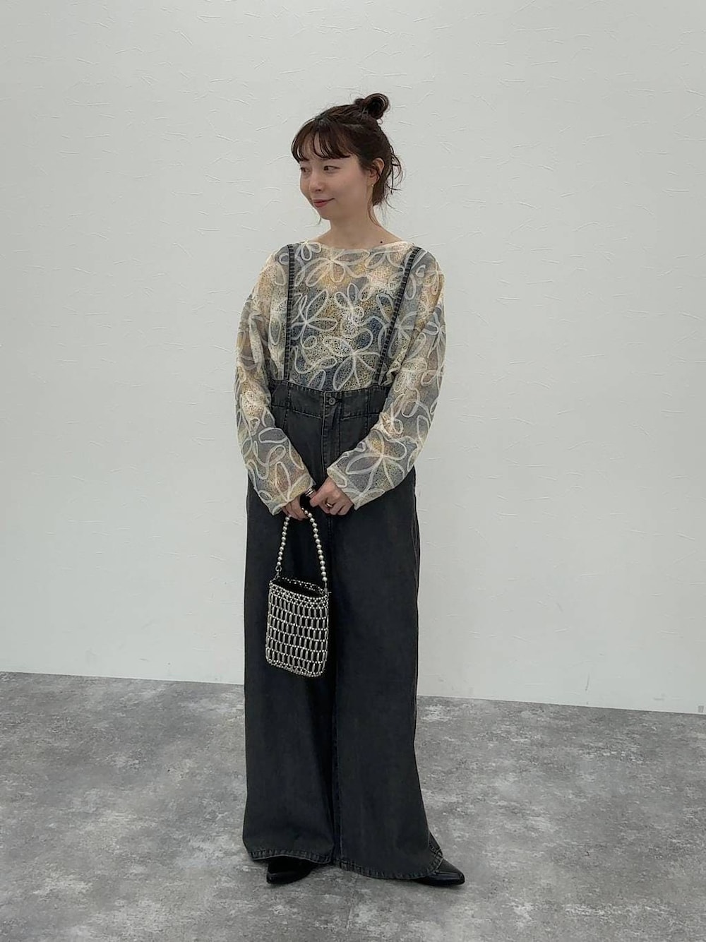 グレー系のサロペット/オーバーオール、ブラック系のパンプスを着用したレディースの春コーディネートの1枚目の写真