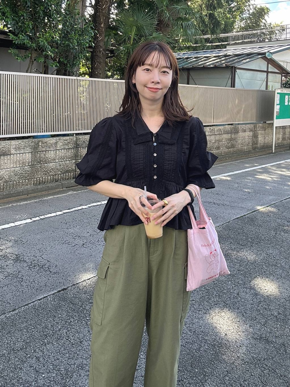 ブラック系のシャツ/ブラウスを着用したレディースの秋コーディネートの1枚目の写真