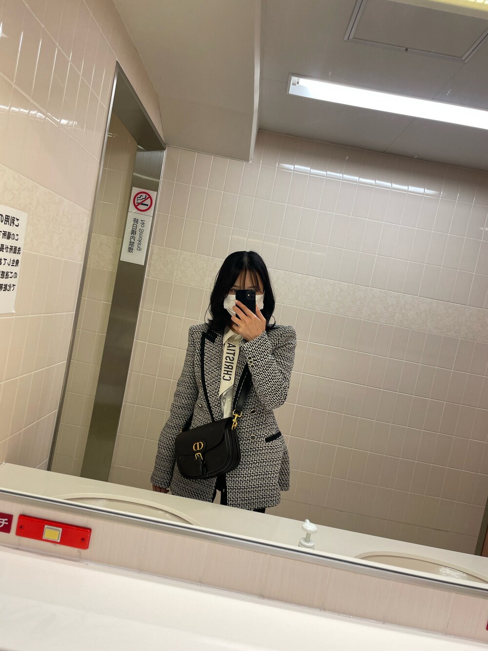 「Diorのアイテム（ショルダーバッグ、ブラック系）」を使った、R!Oさん（レディース・155cm）の冬コーディネートの1枚目の写真