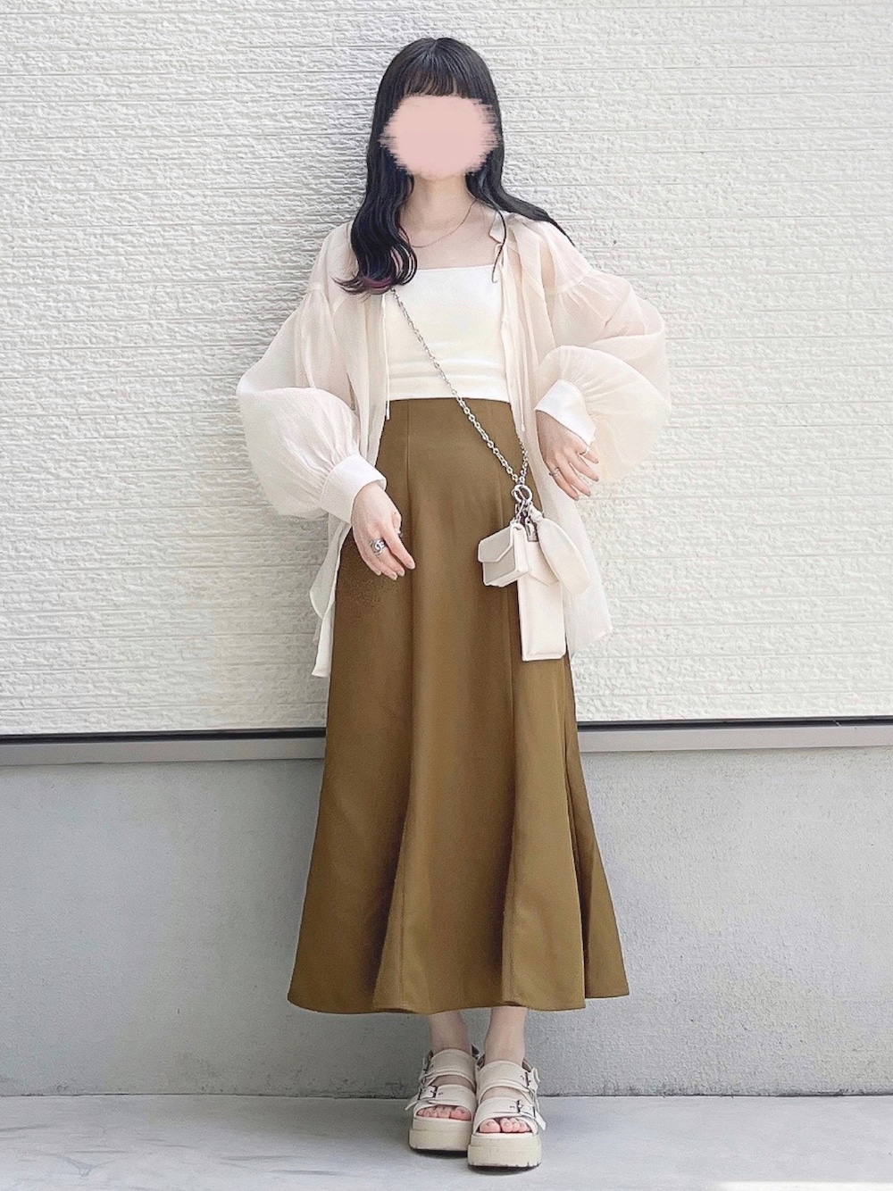 ホワイト系のシャツ/ブラウス、ホワイト系のキャミソール、イエロー系のスカートを着用したレディースの夏コーディネートの1枚目の写真