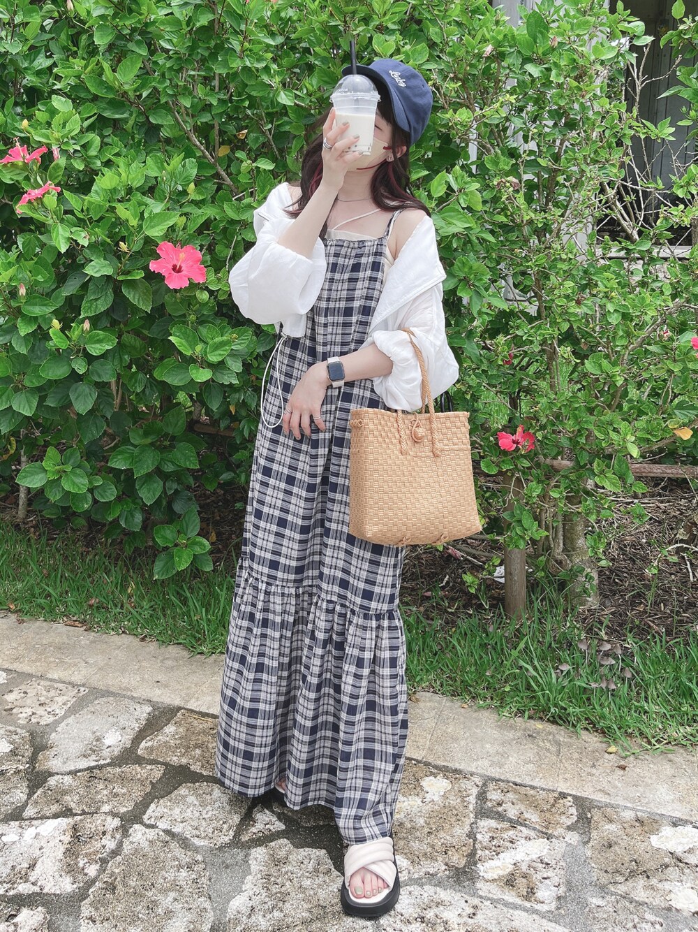 ブルー系のワンピース、ホワイト系のブルゾン、ホワイト系のサンダルを着用したレディースの夏コーディネートの1枚目の写真