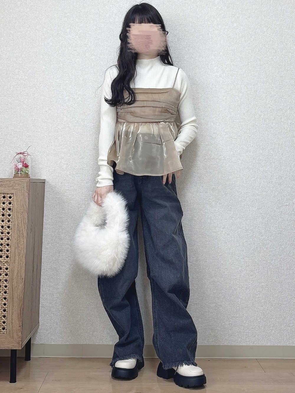 ホワイト系のパンプスを着用したレディースの冬コーディネートの1枚目の写真