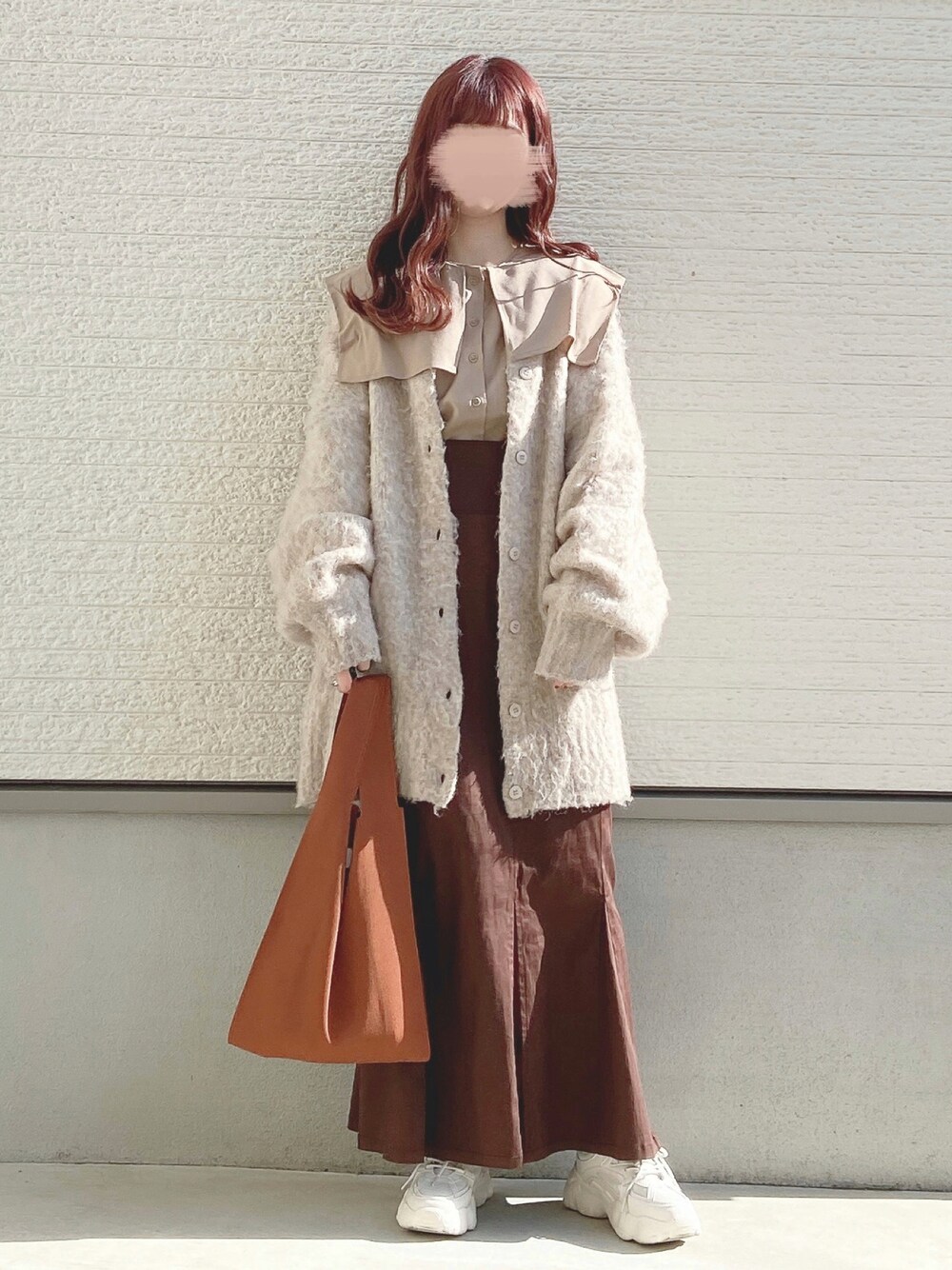 ホワイト系のカーディガン/ボレロ、ベージュ系のシャツ/ブラウス、ブラウン系のスカートを着用したレディースの冬コーディネートの1枚目の写真