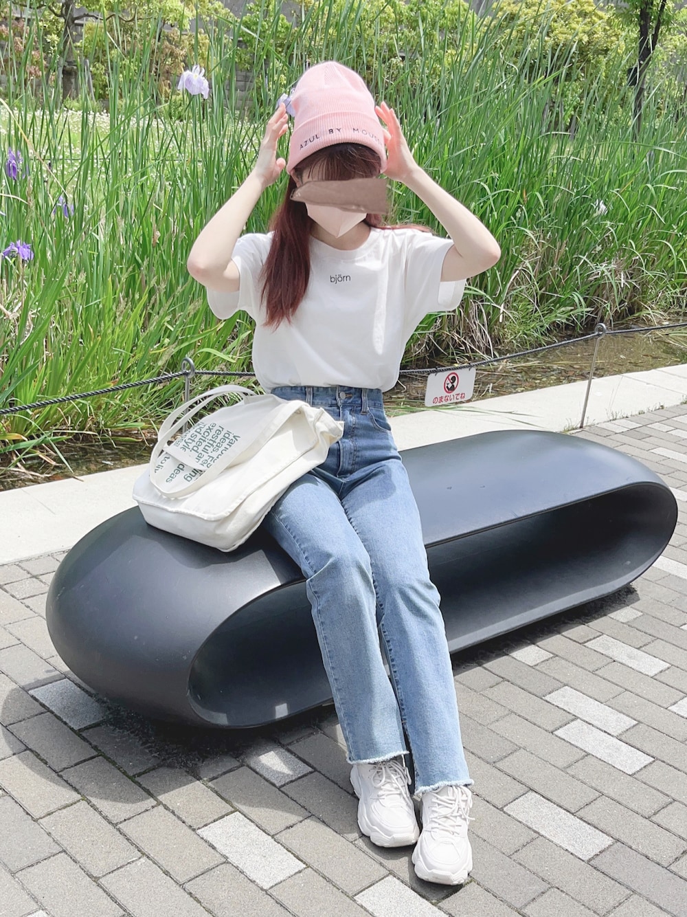 ホワイト系のTシャツ/カットソー、ブルー系のデニムパンツ、ホワイト系のトートバッグを着用したレディースの春コーディネートの1枚目の写真