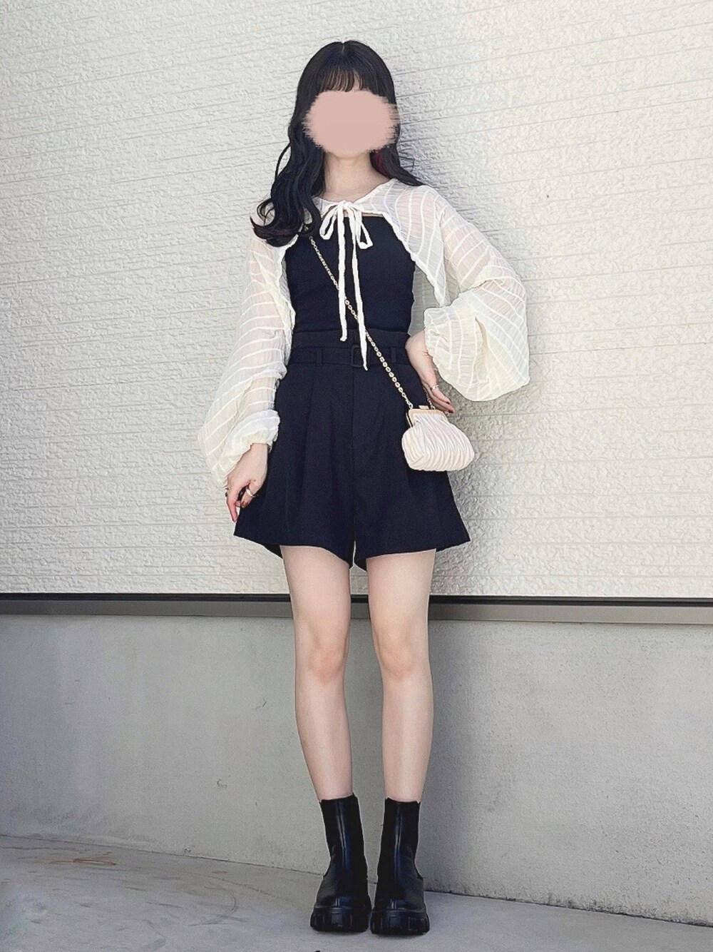 ホワイト系のカーディガン/ボレロ、ブラック系のその他パンツ、ベージュ系のショルダーバッグを着用したレディースの夏コーディネートの1枚目の写真