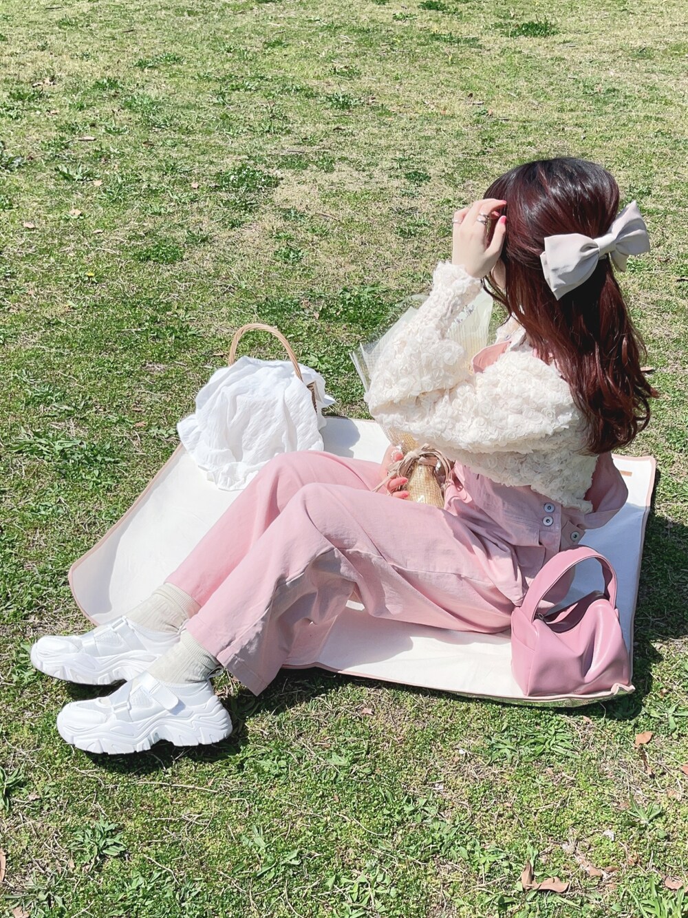 ホワイト系のシャツ/ブラウス、ピンク系のサロペット/オーバーオール、ピンク系のボストンバッグを着用したレディースの春コーディネートの1枚目の写真
