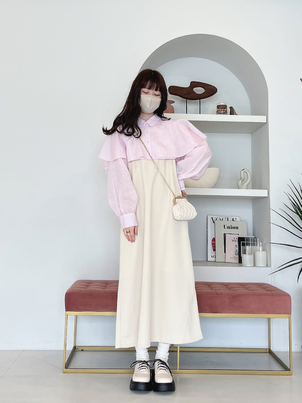 ベージュ系のワンピース/ドレス、ベージュ系のショルダーバッグを着用したレディースの春コーディネートの1枚目の写真