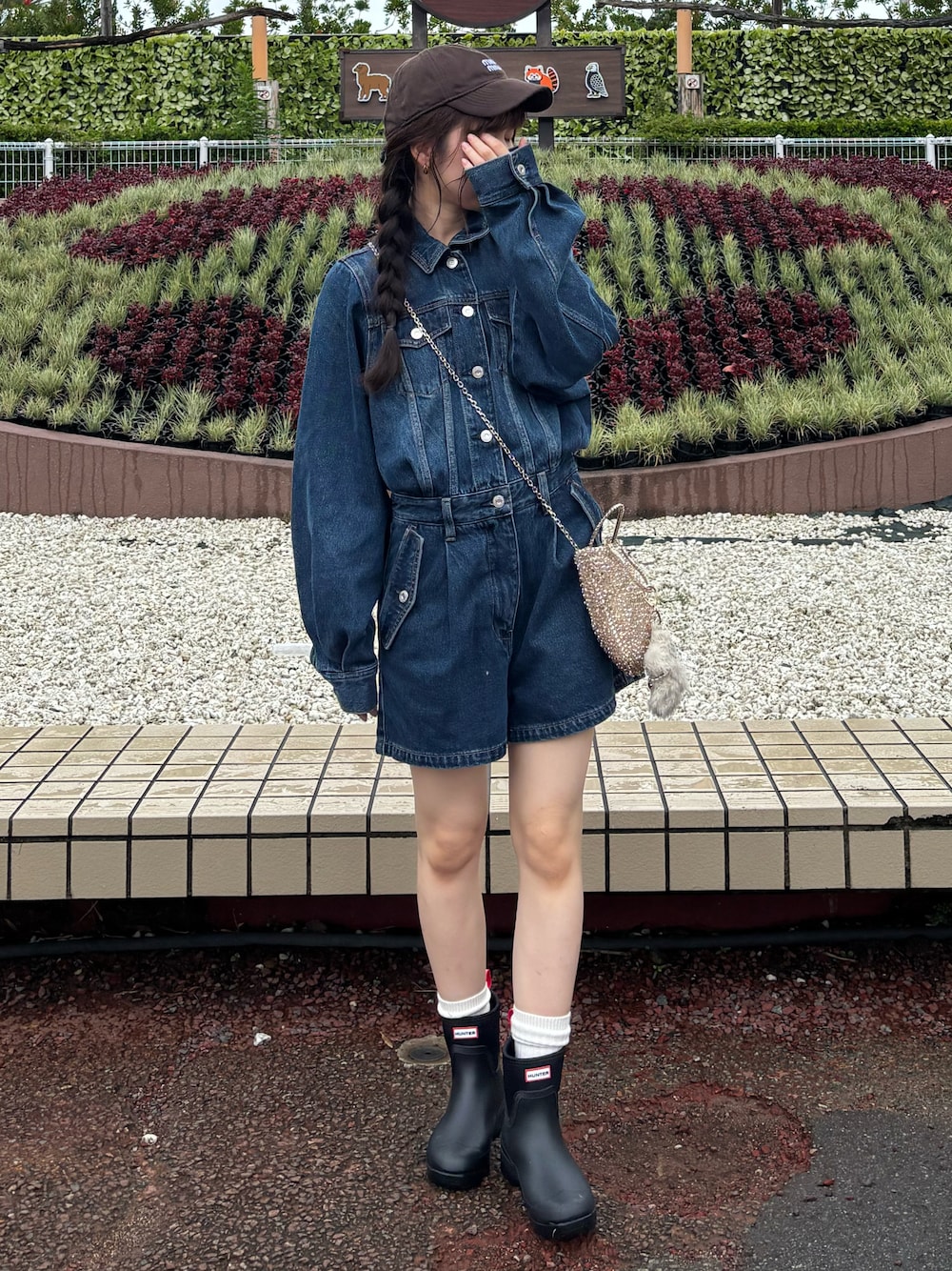 ブルー系のつなぎ/オールインワンを着用したレディースの秋コーディネートの1枚目の写真
