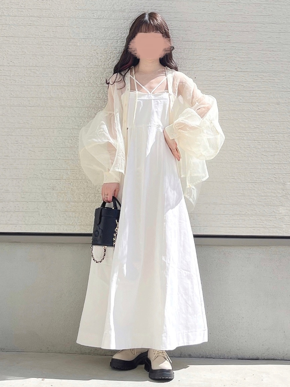 「休日スタイル、淡色コーデ、春コーデ、ボリューム袖、キャミワンピ、レイヤードスタイル、ショルダーバッグ、シャツスタイル、シンプルコーデ、シアートップス、デニム」｜「Chicoの【2023SSカタログ掲載アイテム/再入荷】サイド開きキャミワンピース（ワンピース、ホワイト系）」を使った、yuririn*さん（レディース・156cm）の春コーディネートの1枚目の写真