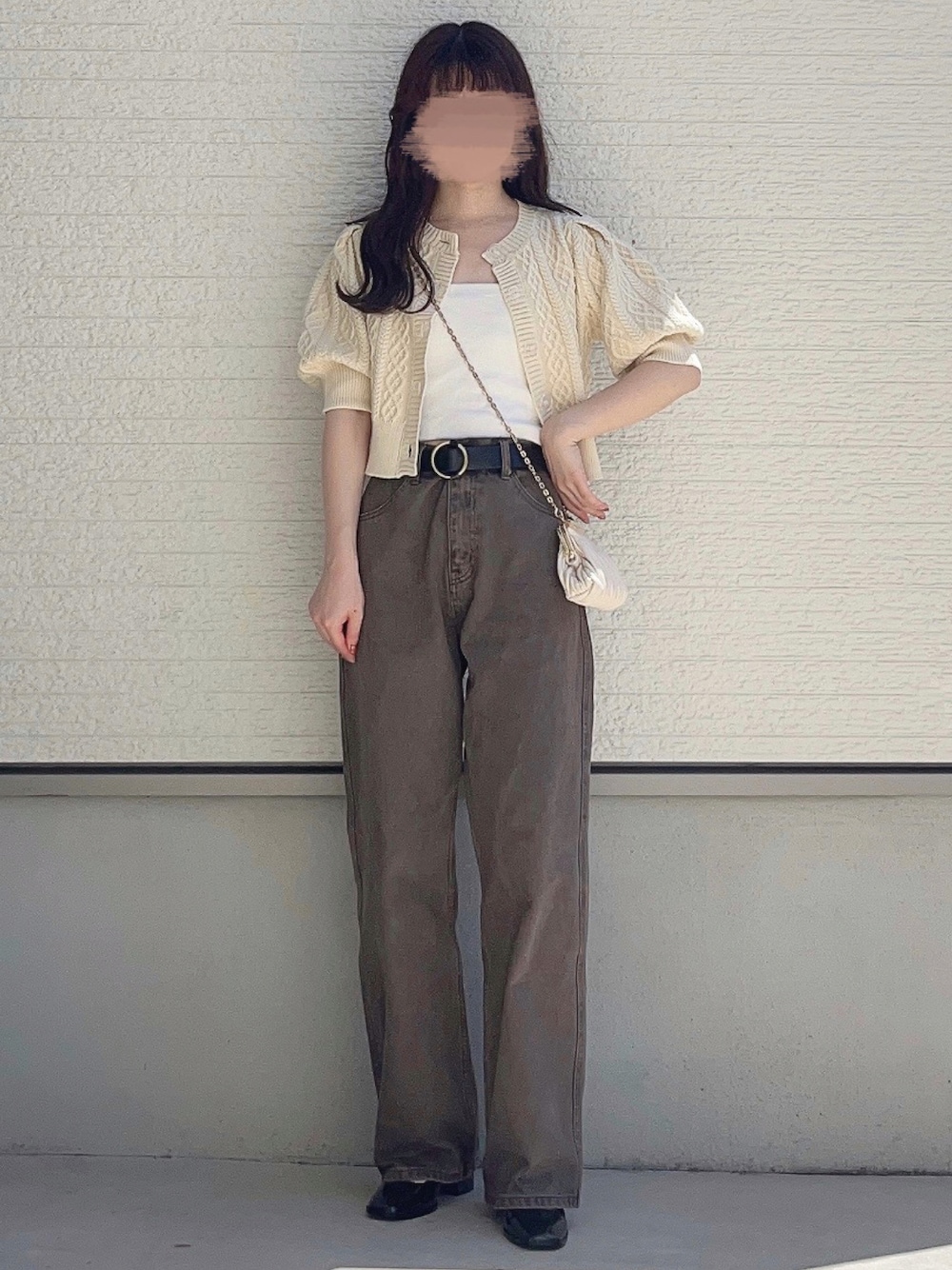 ホワイト系のニット/セーター、ブラウン系のデニムパンツ、ベージュ系のショルダーバッグを着用したレディースの秋コーディネートの1枚目の写真