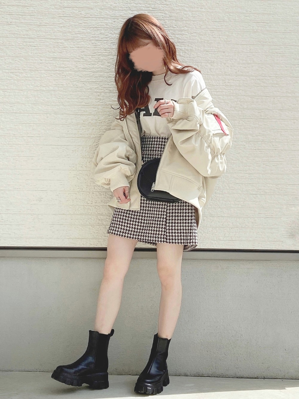 「スウェット、モノトーン、休日スタイル、jouetie、タックイン、厚底シューズ、きれいめカジュアル、ミニバッグ、ジュエティ、秋コーデ、jouetie_ootd、だから秋服が好き」｜「ChicoのYALE デカロゴショートスウェット（スウェット、ホワイト系）」を使った、yuririn*さん（レディース・156cm）の秋コーディネートの1枚目の写真