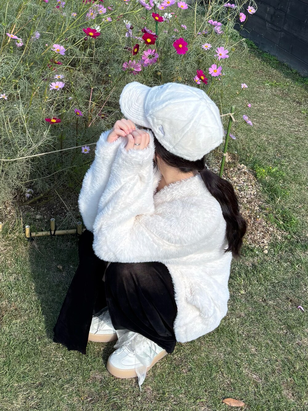 ブラック系のスカートを着用したレディースの冬コーディネートの1枚目の写真