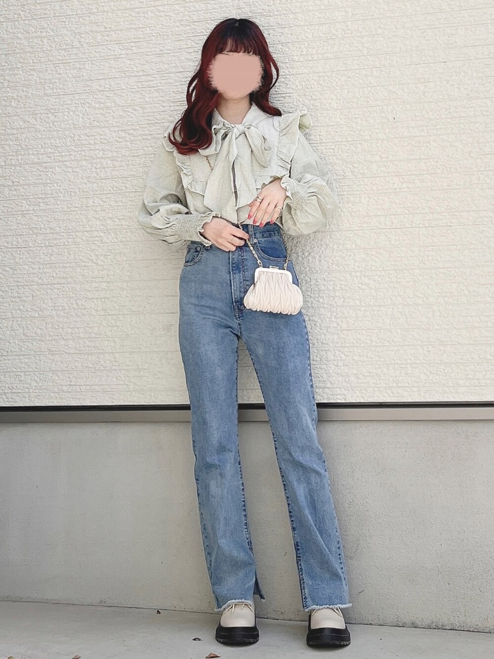 ブルー系のデニムパンツ、グリーン系のシャツ/ブラウス、ベージュ系のショルダーバッグを着用したレディースの春コーディネートの1枚目の写真