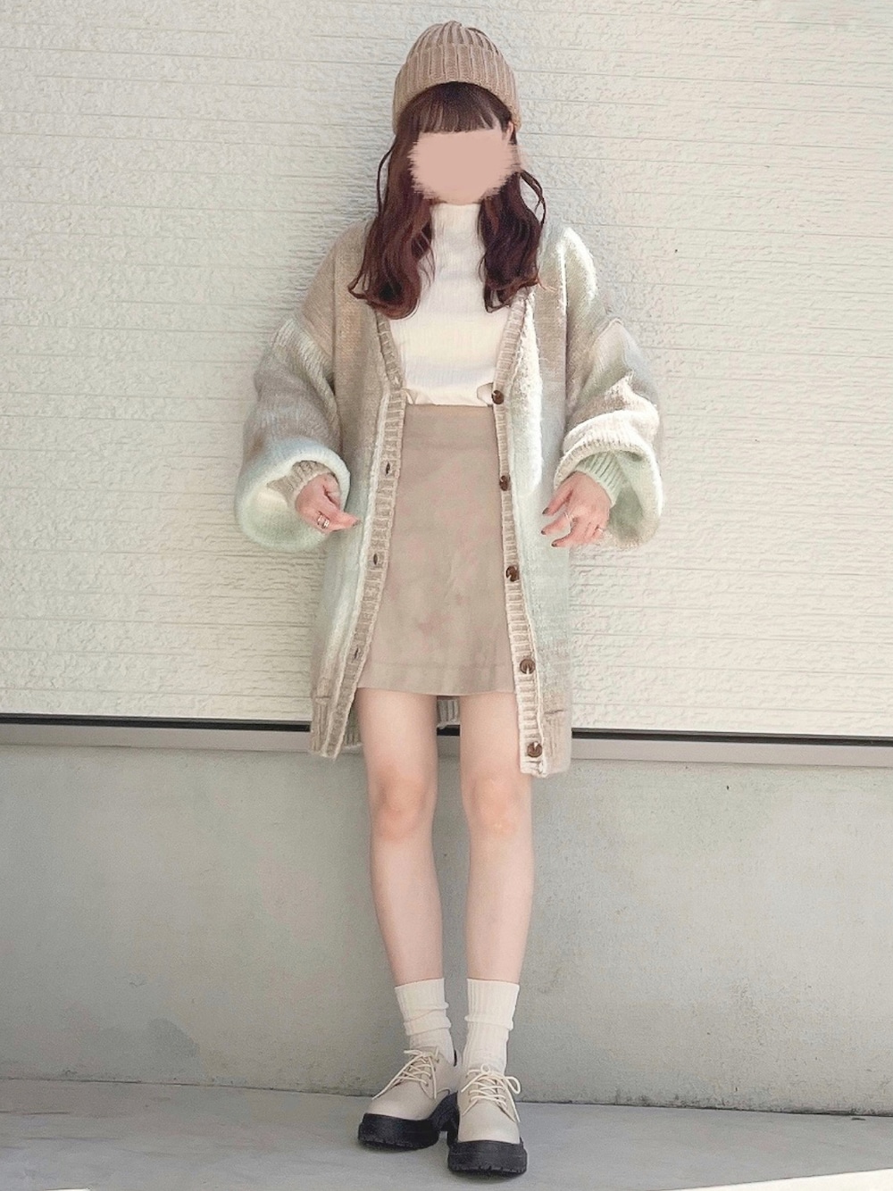 ホワイト系のシャツ/ブラウス、グリーン系のカーディガン/ボレロ、ベージュ系のスカートを着用したレディースの秋コーディネートの1枚目の写真