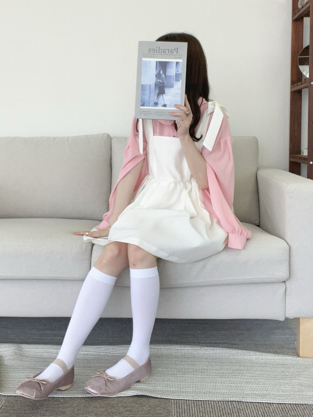 ピンク系のシャツ/ブラウスを着用したレディースの春コーディネートの1枚目の写真