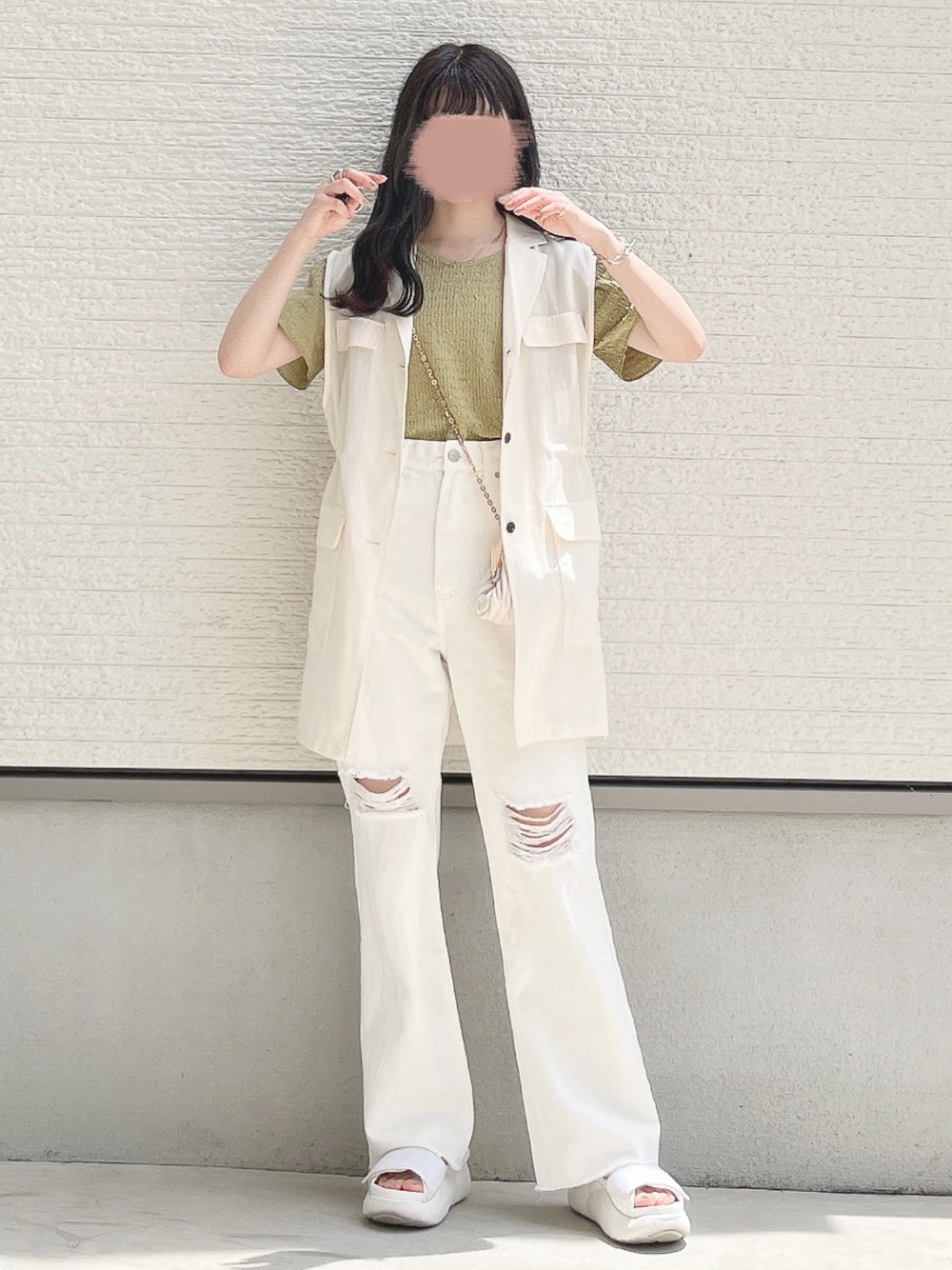ホワイト系のベスト、グリーン系のTシャツ/カットソー、ホワイト系のデニムパンツを着用したレディースの夏コーディネートの1枚目の写真