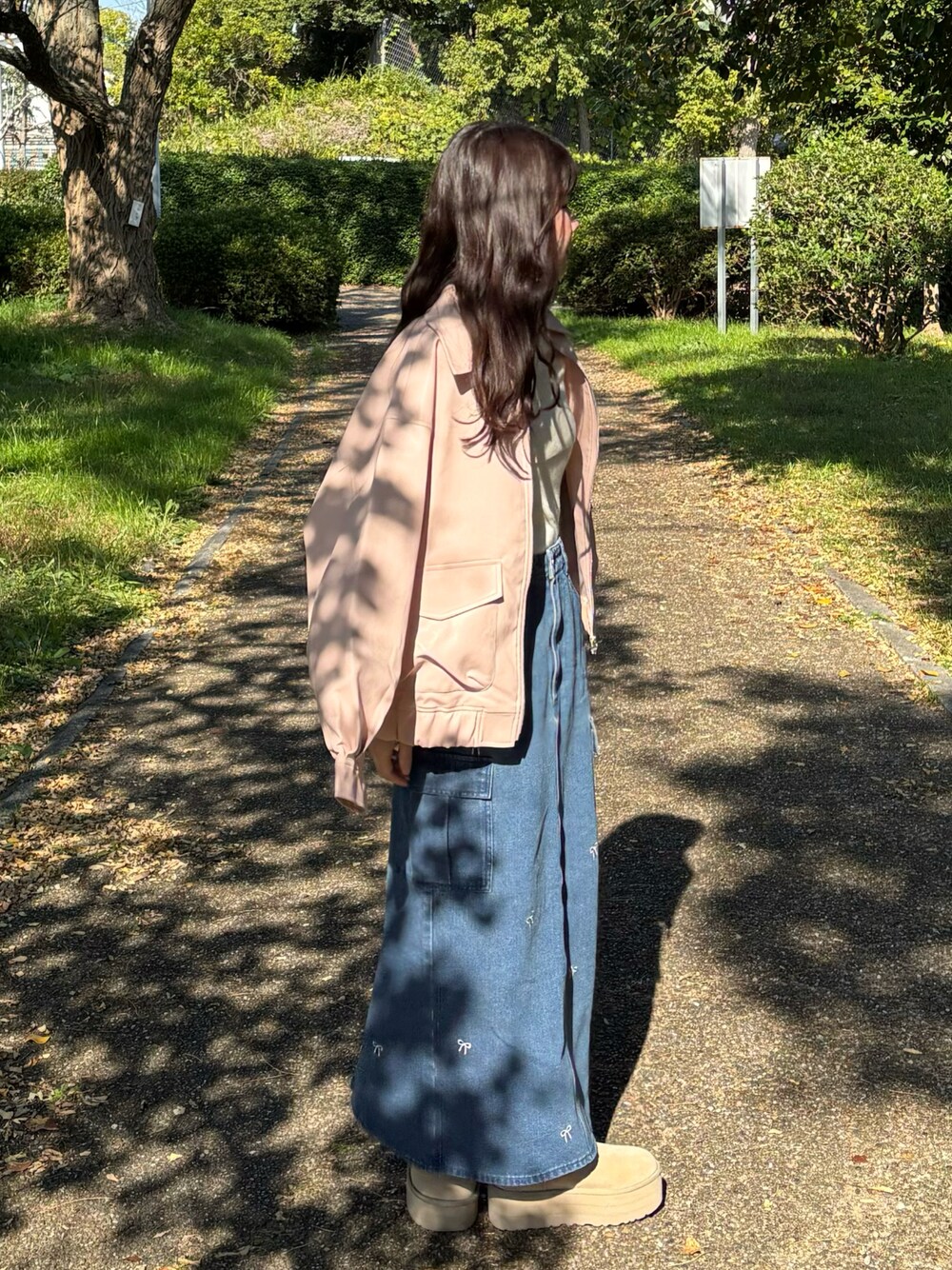 ピンク系のジャケット/アウターを着用したレディースの冬コーディネートの1枚目の写真