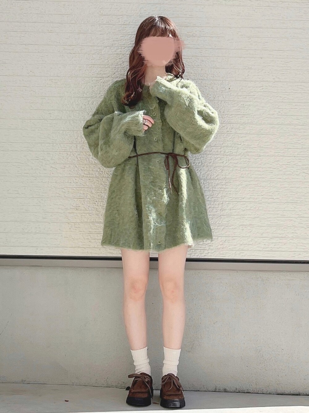 グリーン系のカーディガン/ボレロ、ブラウン系のモカシン/デッキシューズを着用したレディースの冬コーディネートの1枚目の写真