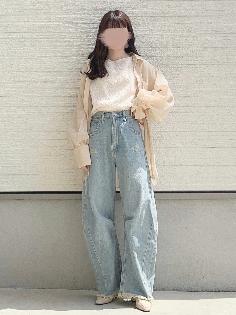 ベージュ系のシャツ/ブラウス、ホワイト系のTシャツ/カットソー、ブルー系のデニムパンツを着用したレディースの夏コーディネートの1枚目の写真