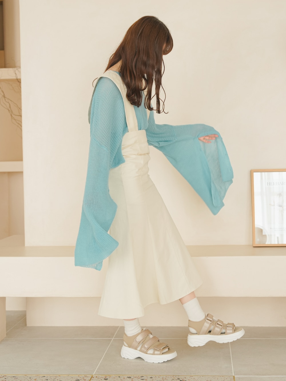 ピンク系のニット/セーターを着用したレディースの春コーディネートの1枚目の写真