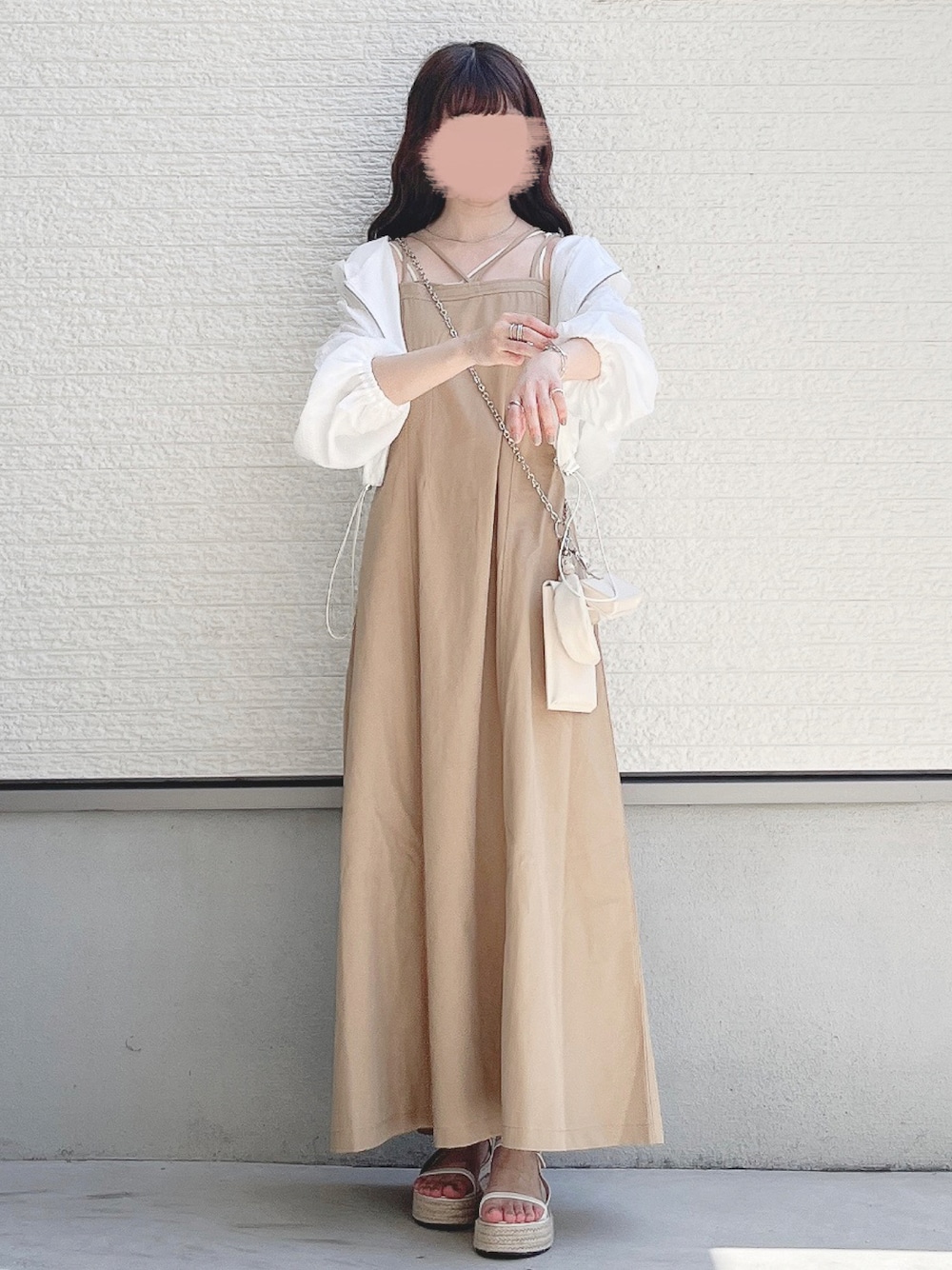 ホワイト系のブルゾン、ベージュ系のワンピース、ホワイト系のサンダルを着用したレディースの夏コーディネートの1枚目の写真