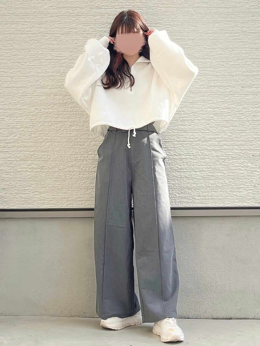 「春色、シンプルコーデ、きれいめカジュアル、パーカー、プチプラ、ハーフジップ、スウェット、スニーカー」｜「mlineの[mline]ハーフジップスウェット（スウェット、ホワイト系）」を使った、yuririn*さん（レディース・156cm）の冬コーディネートの1枚目の写真