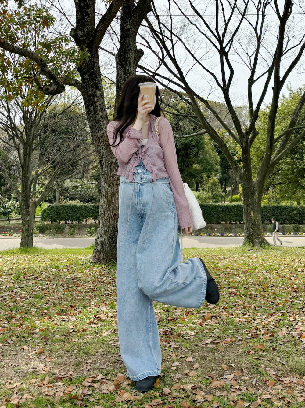 「きれいめカジュアル、デニム、シアートップス、ショルダーバッグ、デートコーデ、スニーカー、レイヤードスタイル、夏コーデ」｜「Chicoの【2サイズ展開】配色切替デニムコンビネゾン（つなぎ/オールインワン、ブルー系）」を使った、yuririn*さん（レディース・156cm）の夏コーディネートの1枚目の写真