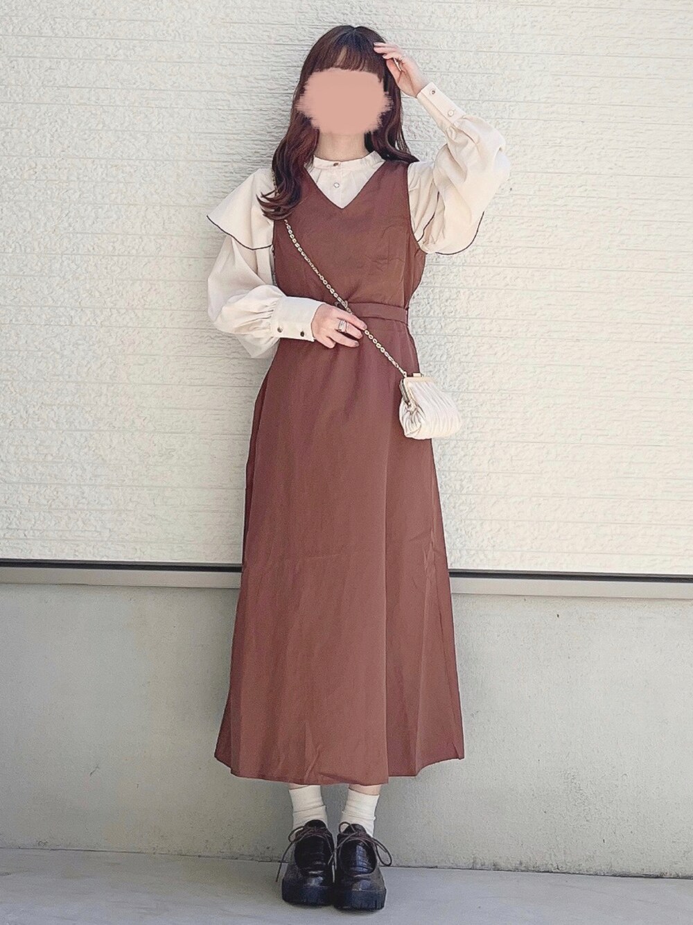 ホワイト系のシャツ/ブラウス、ブラウン系のワンピース/ドレス、ベージュ系のショルダーバッグを着用したレディースの夏コーディネートの1枚目の写真