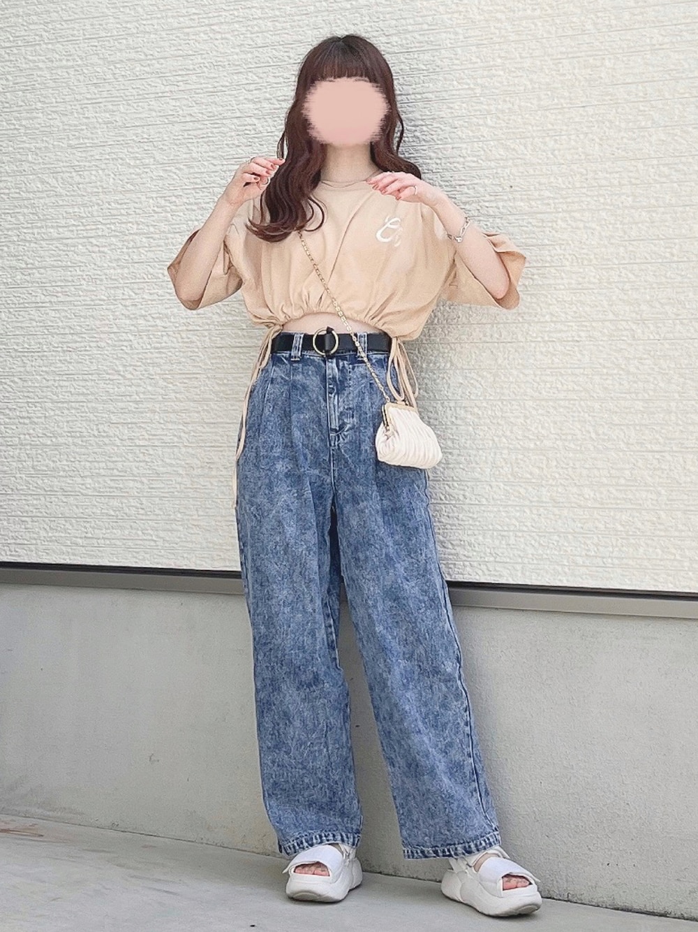 「RUUBON、ルーボン、厚底サンダル、きれいめカジュアル、夏だ！Tシャツ着よう！、夏セールで買いました、シンプルコーデ、ロゴT、デニム、休日スタイル」｜「Chicoの【新色追加】クロップドサイドリボンロゴTシャツ（Tシャツ/カットソー、ベージュ系）」を使った、yuririn*さん（レディース・156cm）の夏コーディネートの1枚目の写真