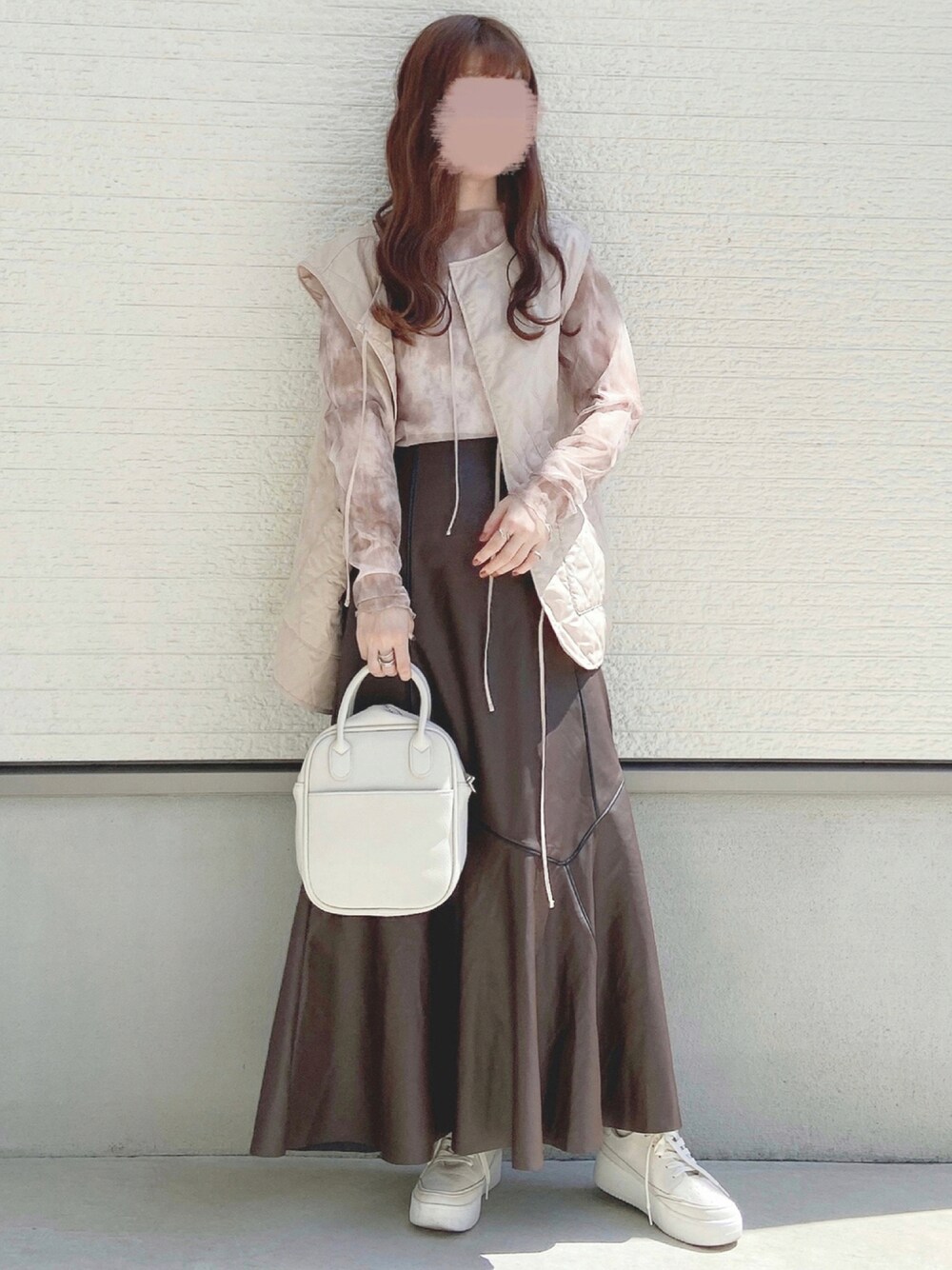 「Kastane、GRL、プチプラ、ダイダイ柄、厚底シューズ、白スニーカー、秋服準備はじめました、秋トレンド2021、ベスト、ブラウン、ロングスカート、レザー」｜「Kastaneのシアータイダイキャミ付きインナー（Tシャツ/カットソー、ブラウン系）」を使った、yuririn*さん（レディース・156cm）の秋コーディネートの1枚目の写真