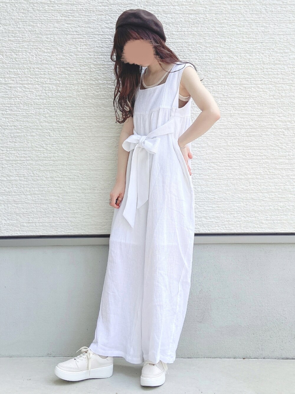 ベージュ系のTシャツ/カットソー、ホワイト系のサロペット/オーバーオール、ベージュ系のスニーカーを着用したレディースの夏コーディネートの1枚目の写真