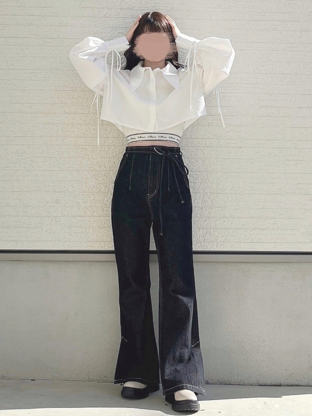 「春服デビュー宣言、韓国ファッション、厚底シューズ、レイヤードスタイル、シンプルコーデ、きれいめカジュアル、シャツスタイル、ローファー、春服みてみて、デニム」｜「Chicoの【2023SS】肩スリット短丈シャツ（シャツ/ブラウス、ホワイト系）」を使った、yuririn*さん（レディース・156cm）の春コーディネートの1枚目の写真