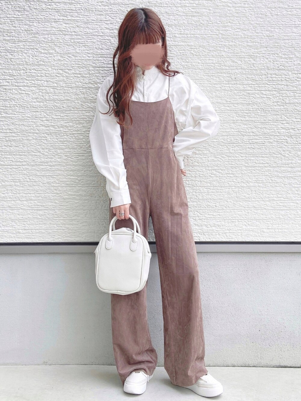 ホワイト系のシャツ/ブラウス、ベージュ系のサロペット/オーバーオール、ホワイト系のボストンバッグを着用したレディースの夏コーディネートの1枚目の写真