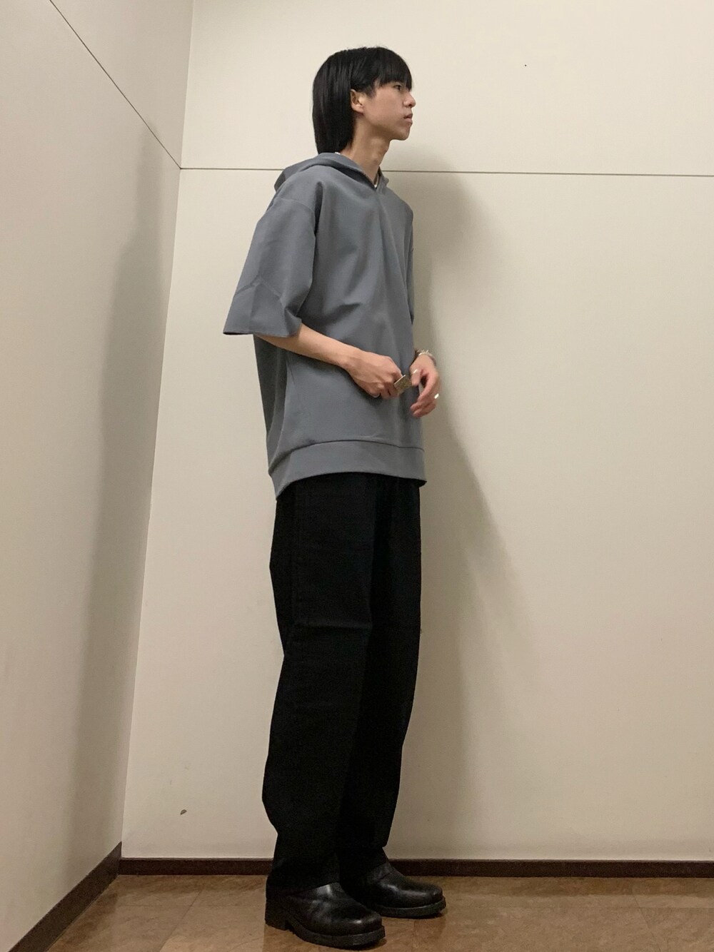 ブルー系のTシャツ/カットソー、ブラック系のその他パンツを着用したメンズの夏コーディネートの1枚目の写真