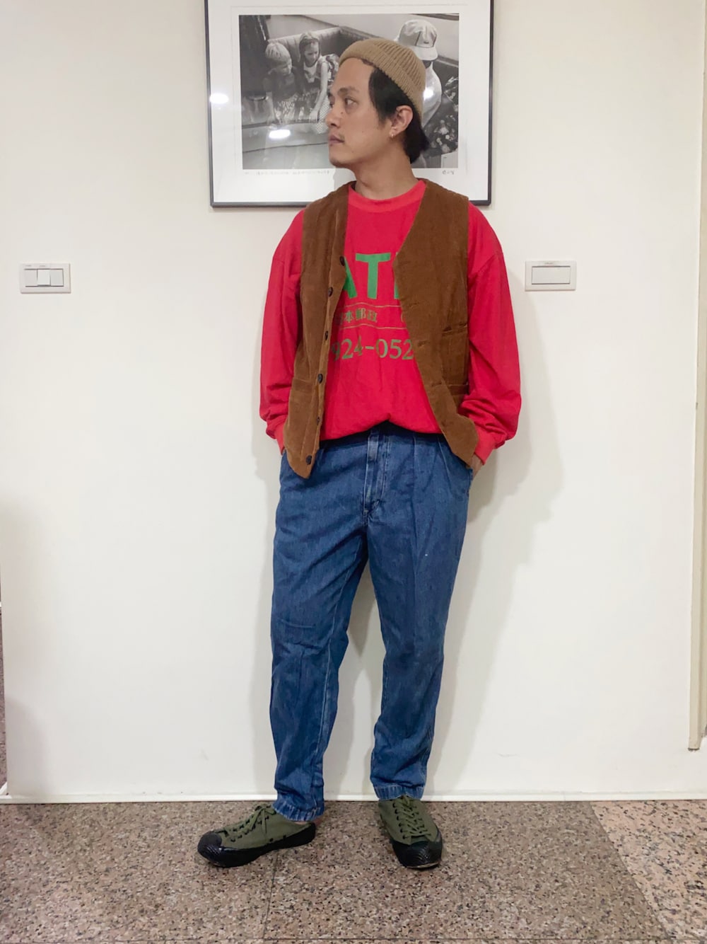 「SYNDROのアイテム（ベスト、ブラウン系）」を使った、yunawsiliさん（メンズ・166cm）の春コーディネートの1枚目の写真