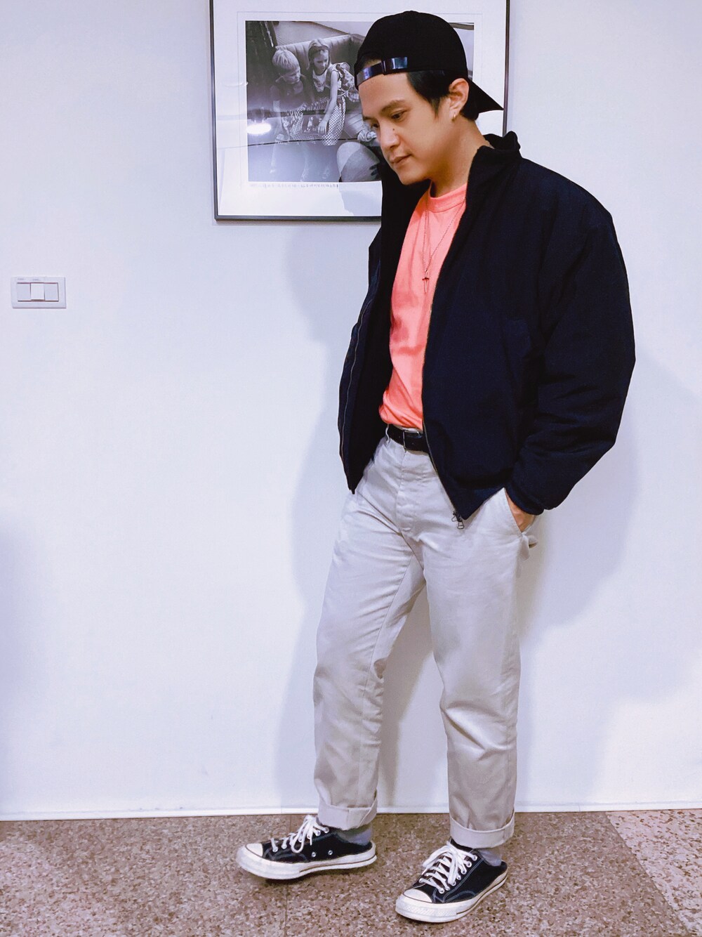 「Maison Margielaのアイテム（チノパンツ、ベージュ系）」を使った、yunawsiliさん（メンズ・166cm）の春コーディネートの1枚目の写真