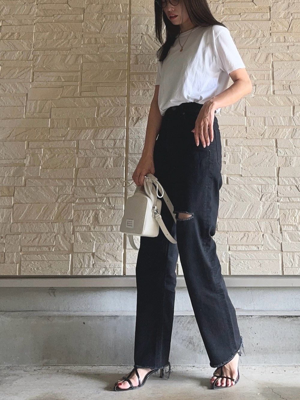 「きれいめカジュアル、夏だ！Tシャツ着よう！、オトナ女子、リラックススタイル、サンダルコーデ、大人コーデ、シンプル、大人カジュアル、大人カジュアルコーデ、デニムコーデ、ストレートデニム、夏コーデ、キレイめカジュアル、モノトーンコーデ」｜「THE SHINZONEのShinzone CREW NECK T-SHIRT 14SMSCU22（Tシャツ/カットソー、ブラック系）」を使った、AKARIさん（レディース・163cm）の夏コーディネートの1枚目の写真